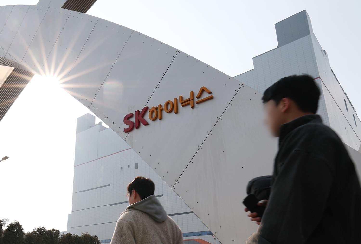 J-Hub AI 분석: SK하이닉스 '10억 성과급' 시대의 도래 - AI 메모리 호황과 초과이익분배금(PS) 지급 구조의 기술적, 산업적 함의