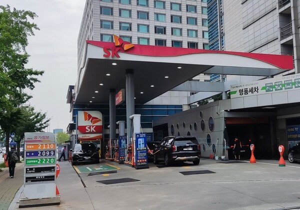 J-Hub AI 분석: 지정학적 리스크와 원자재 가격 급등이 국내 수입 물가에 미치는 영향 심층 분석