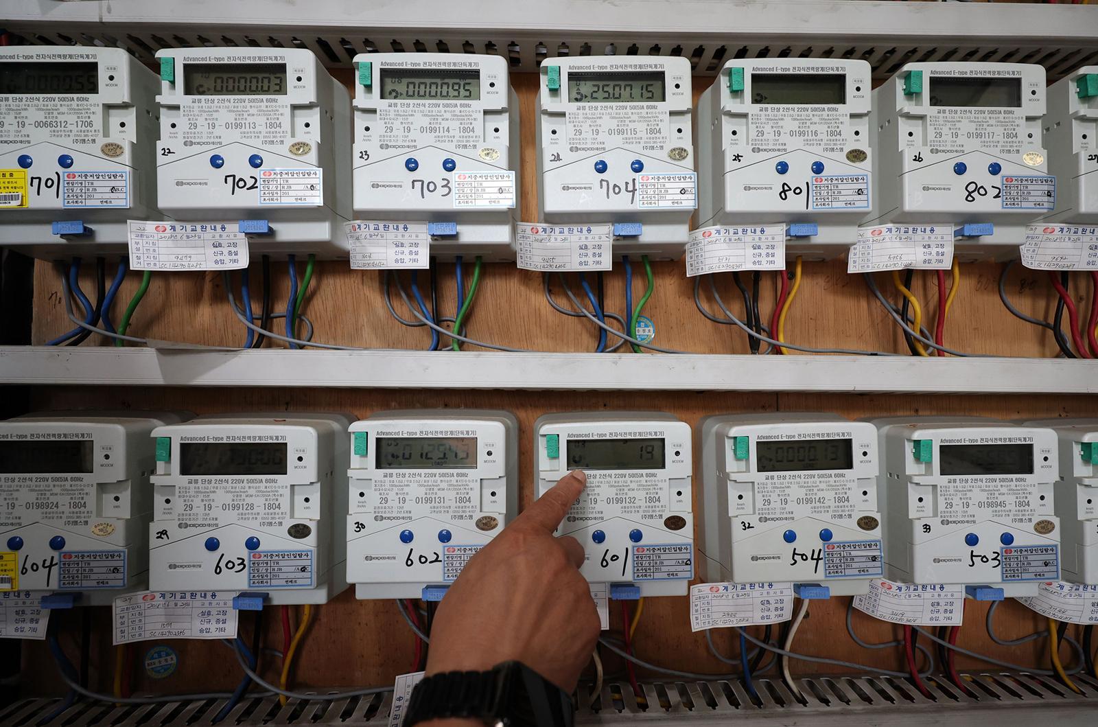 # J-Hub AI 분석: 지정학적 리스크가 글로벌 전력 도매 시장에 미치는 영향 - 에너지 공급망 불안정성의 반도체 산업 파급 효과 분석