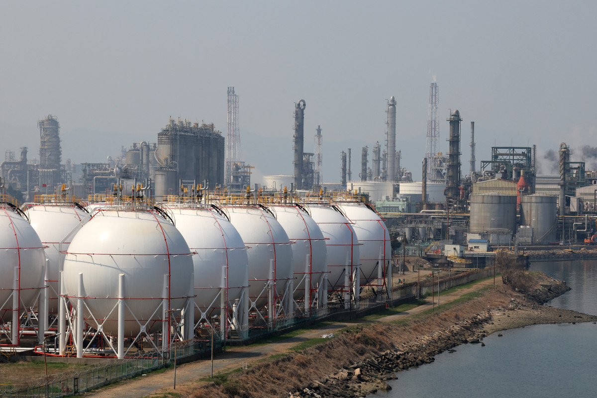 # J-Hub AI 분석: 석유화학 공급망 안정화 조치 및 반도체 산업 연관성 심층 분석