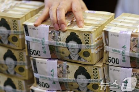 # J-Hub AI 분석: 반도체 산업 초과 세수 기여와 국가 재정 건전성 분석: 엔지니어링 패러다임 전환의 함의