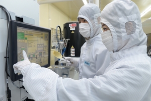 # J-Hub AI 분석: 차세대 디스플레이 및 이차전지 소재 사업 재편, 반도체 생태계 혁신 가속화