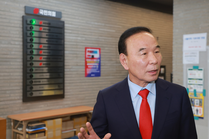 J-Hub AI 분석: 지방정치권 AI 반도체 전문성 부각과 기술 생태계의 미래 지형 분석