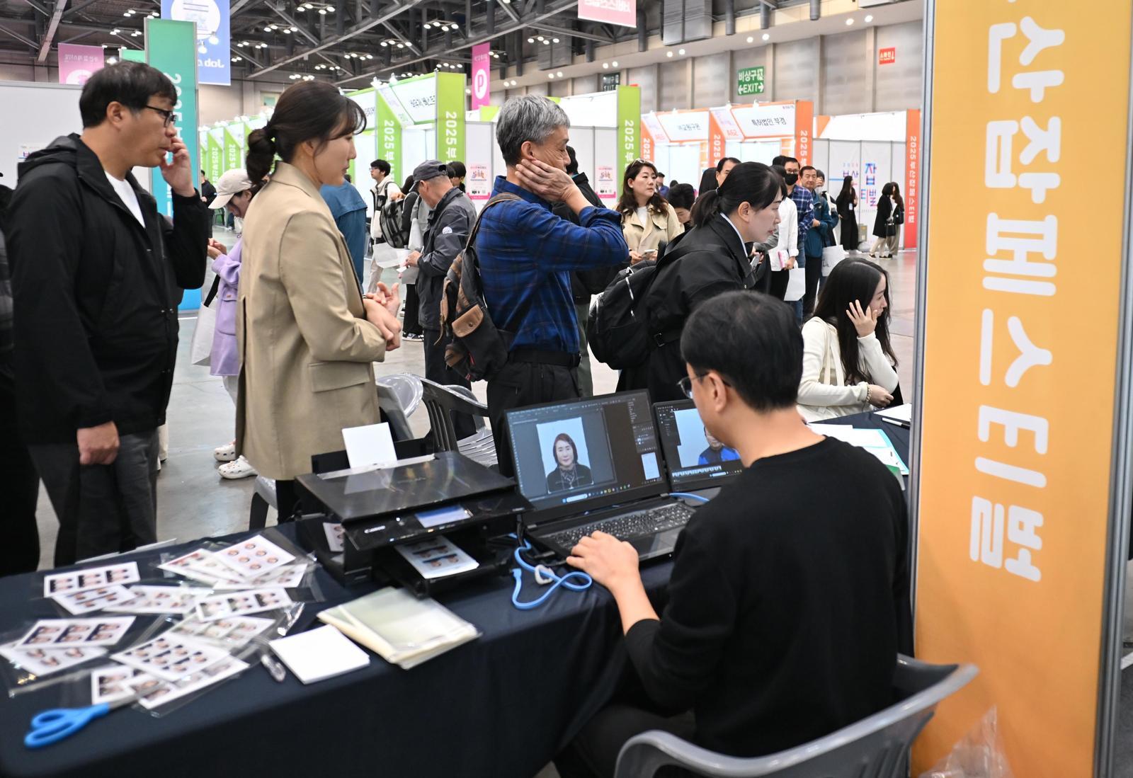 # J-Hub AI 분석: 반도체 기술 혁신을 통한 지역 산업 생태계 강화 및 미래 일자리 창출 전략