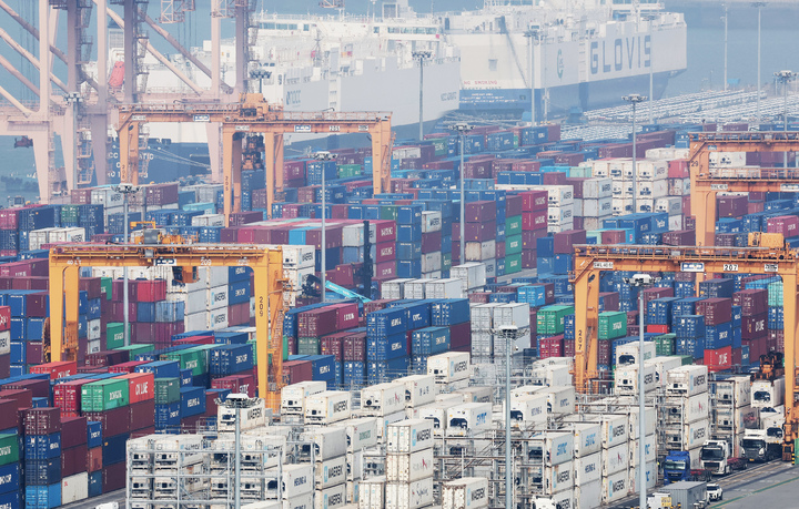 J-Hub AI 분석: 한국 반도체 주도 수출 성장 분석 – 글로벌 기술 리더십 강화의 전략적 함의