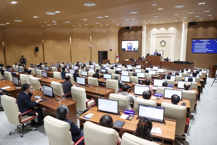 메가 반도체 클러스터 정책의 지역 거버넌스 상호작용 및 엔지니어링 생태계 영향 분석: 수원특례시의회 논의 중심