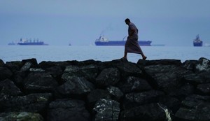 # J-Hub AI 분석: 중동 지정학 리스크 심화에 따른 반도체 공급망 재편 및 대체 운송로 확보 전략