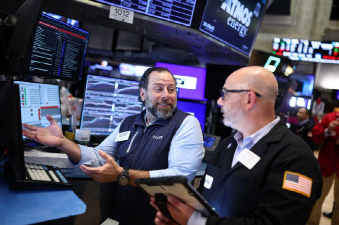 J-Hub AI 분석: 첨단 컴퓨팅 가속기 수요 기반, 글로벌 반도체 밸류체인 재편 및 기술 리스크 분석 리포트