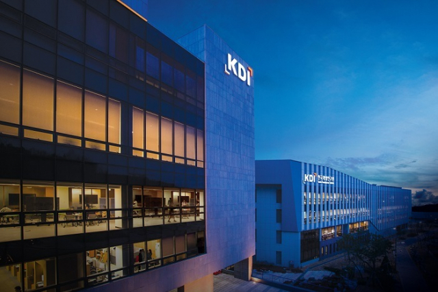 지정학적 리스크 심화와 반도체 산업: 거시경제적 하방 압력 및 공급망 탄력성 분석