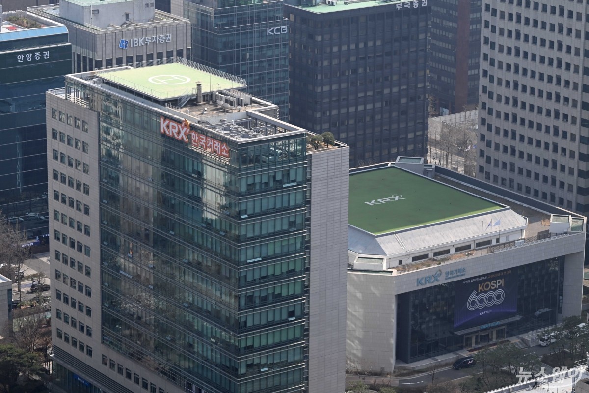 # J-Hub AI 분석: 차세대 성장 동력 ETF 상장과 반도체 및 우주 테크 산업의 기술적 함의