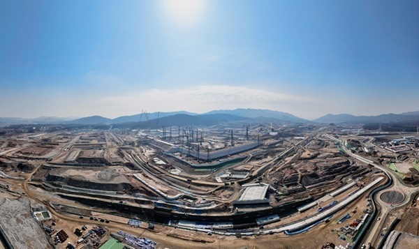 # J-Hub AI 분석: 중동 에너지 리스크 발현, 국내 AI 인프라 구축의 나프타-건자재-건설기계 밸류체인 연쇄 충격 분석