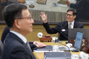 # J-Hub AI 분석: 중동 리스크 심화에 따른 기준금리 동결 및 반도체 산업의 파급 효과 분석