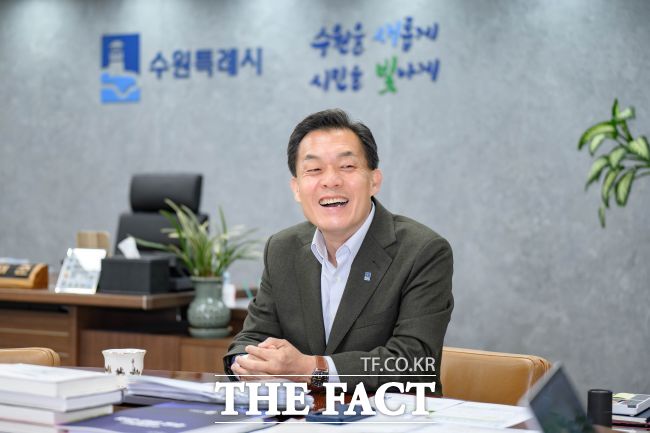 J-Hub AI 분석: 수원시, 첨단 산업 유치 및 K-컬처 관광 연계 통한 경제 활성화 전략 분석