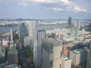 # J-Hub AI 분석: 삼성전자 어닝 서프라이즈 및 지정학적 리스크 완화, 반도체 주도 코스피 6000선 안착 분석