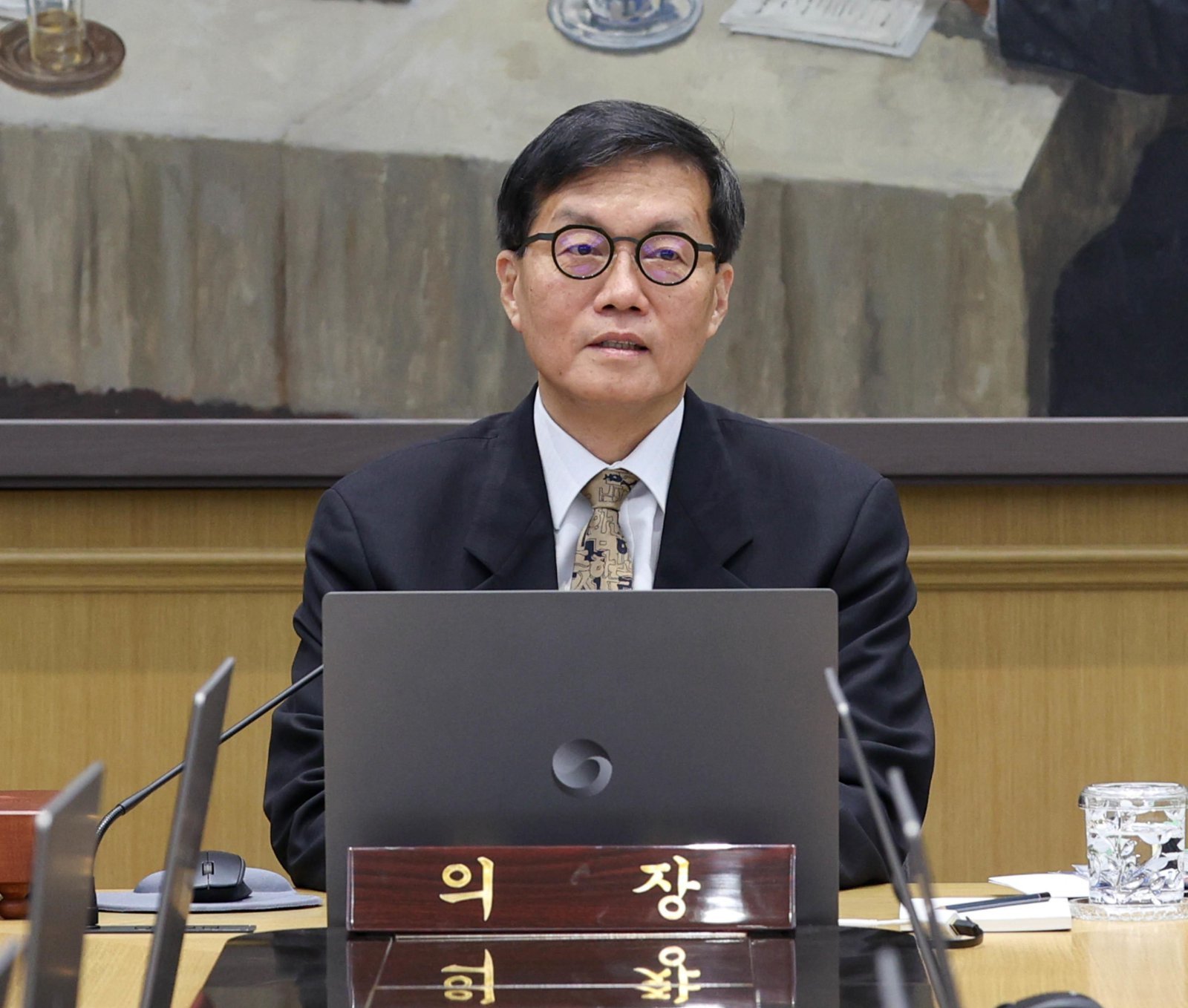 # J-Hub AI 분석: 기준금리 동결이 반도체 산업에 미치는 거시 경제적 영향 및 기술적 함의