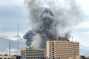 J-Hub AI 분석 리포트: 중동 지정학적 리스크가 한국 반도체 공급망 및 핵심 소재에 미치는 영향 분석