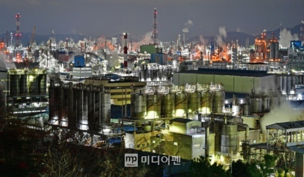 J-Hub AI 분석: PFAS 규제, 반도체 산업의 핵심 소재 공급망 재편 및 엔지니어링 도전 과제 분석