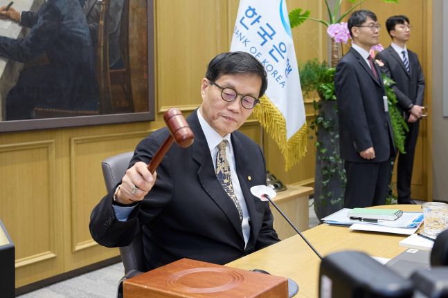 # J-Hub AI 분석: 금리 동결 결정의 복합적 요인 분석 및 반도체 산업 영향 전망