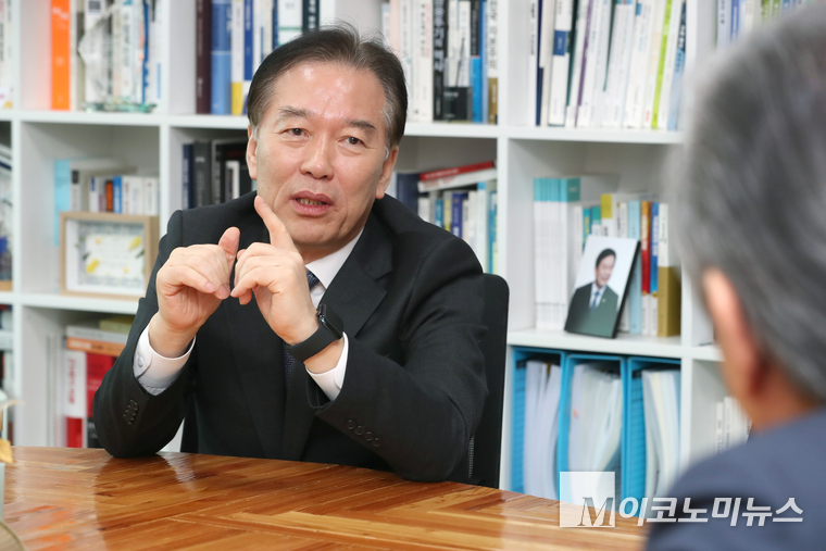 # J-Hub AI 분석: '대미투자특별법'을 통한 한국 경제의 전략적 재편 및 반도체 산업의 미래 전망